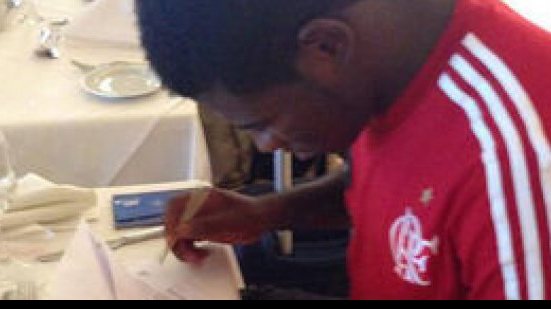 Imagem Feijão assina com o Flamengo após ser aprovado nos exames médicos