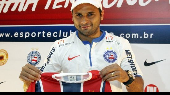 Imagem Diretor do Bahia presenteia filha de Maxi