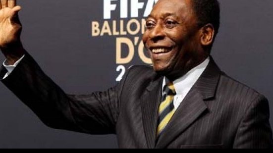 Imagem Pelé chora ao receber tributo da Fifa