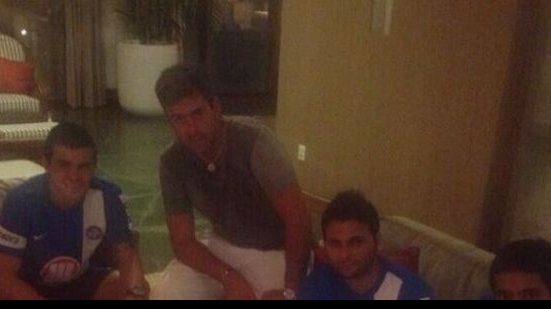 Imagem  Empresário posa com  jogadores em concentração do Bahia