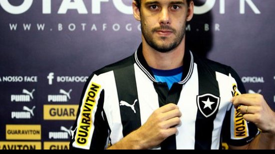 Imagem Vitória contrata zagueiro que abandonou o clube em 2013