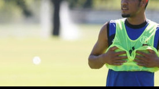 Imagem Flamengo cede e deve dar aumento a Hernane