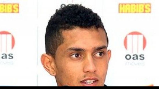 Imagem  Meia sente coxa e é cortado da partida contra o Confiança