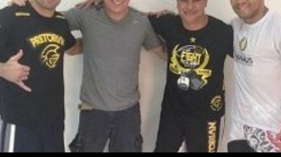 Imagem Lenda do boxe baiano ajuda lutadores do UFC em treinamento