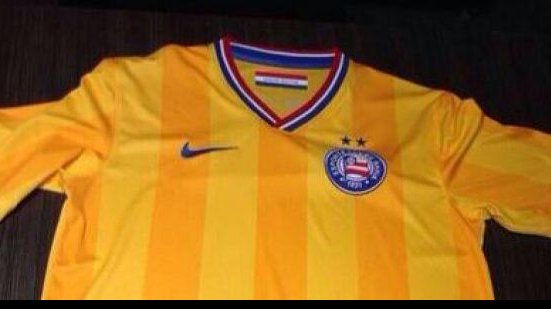 Imagem   Ex-presidente “apresenta” possível camisa do Bahia para 2014