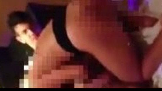 Imagem  Vídeo de jogador fazendo sexo com duas loiras cai na rede