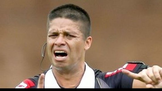 Imagem  Árbitro Fifa comandará Vitória x Sergipe