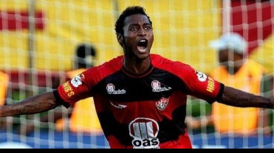 Imagem   “Esse campo é um absurdo”, bradou Marquinhos