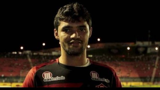 Imagem  Negociação fracassa e Rômulo volta ao Vitória