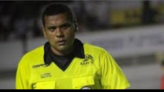 Imagem  Árbitro de estreia volta a comandar jogo do Bahia