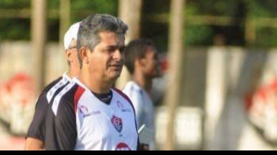 Imagem Ney revela que ainda não tem dupla de zaga titular definida