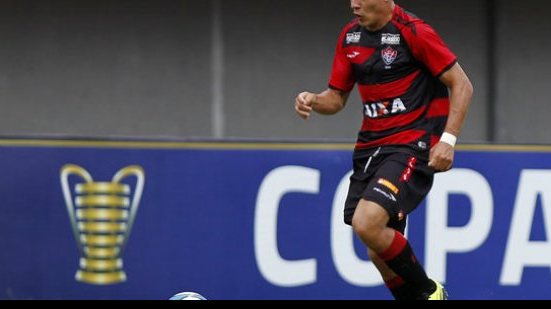 Imagem Após mais um gol de falta, Ayrton comemora regularidade