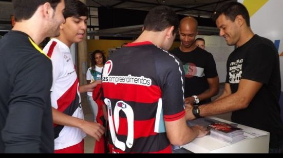 Imagem Jogadores do Vitória visitam exposição sobre futebol