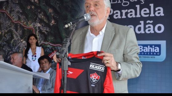 Imagem Bola fora: governador se recusa a colocar camisa do Vitória