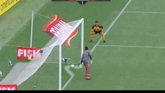 Imagem Erro de arbitragem vira piada na internet; Assistente chora