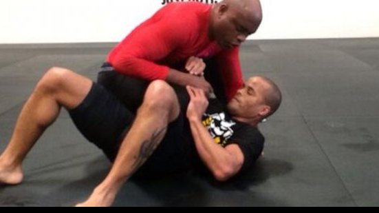 Imagem Já treinando, Anderson Silva avisa: “estou voltando”