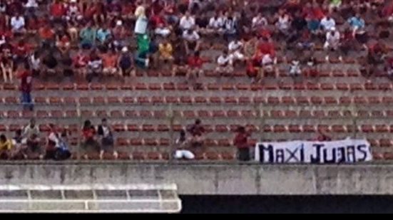 Imagem Judas? Rubro negros estendem faixa e vaiam Maxi Biancucchi