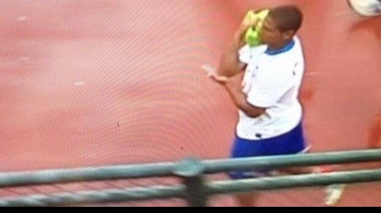 Imagem Uelliton sinaliza que torcida do Vitória está com dor de cotovelo