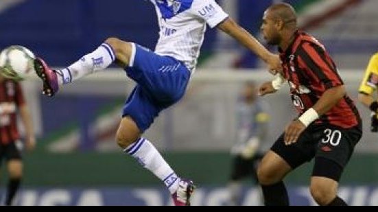 Imagem Adriano Imperador dá ‘chilique’ em jogo da Libertadores