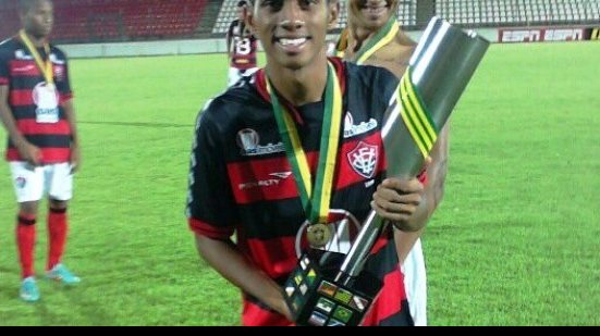Imagem Vitória renova contratos de atletas revelados na base