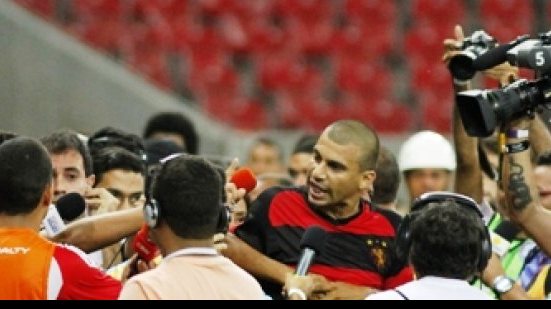 Imagem Ídolo do Vitória pede desculpas após tentar agredir adversário
