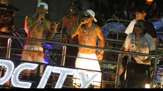 Imagem Sem camisa, Ronaldinho Gaúcho ‘escalda’ na Avenida