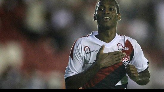 Imagem Com um homem a menos, Vitória bate Catuense fora de casa