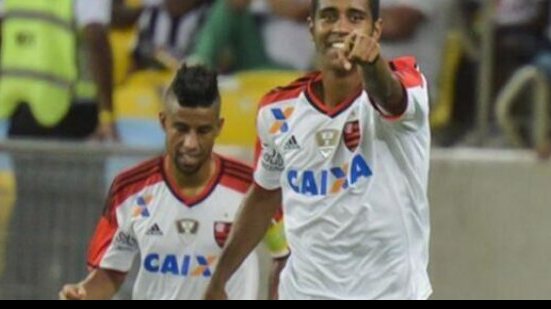 Imagem Ex-xodó do Bahia comemora título com a camisa do Flamengo