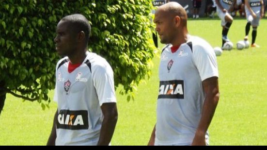 Imagem Com Hugo e Souza em campo, Vitória treinou nesta terça
