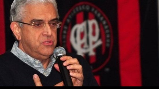 Imagem Presidente do Atlético-PR chuta torcedor; Veja o vídeo