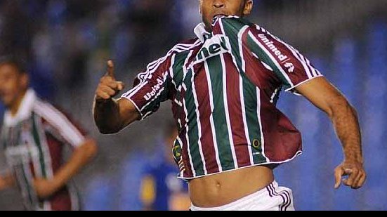 Imagem Vitória negocia com zagueiro do Fluminense