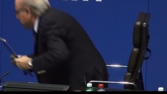 Imagem Presidente da Fifa deixa entrevista ao ser questionado sobre propina