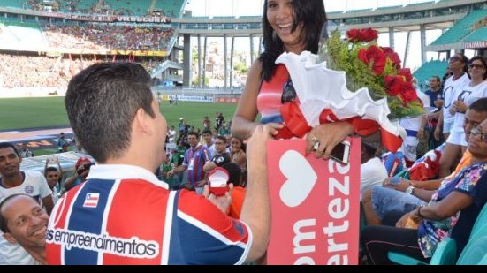 Imagem Torcedor do Bahia pede a noiva em casamento em plena Arena