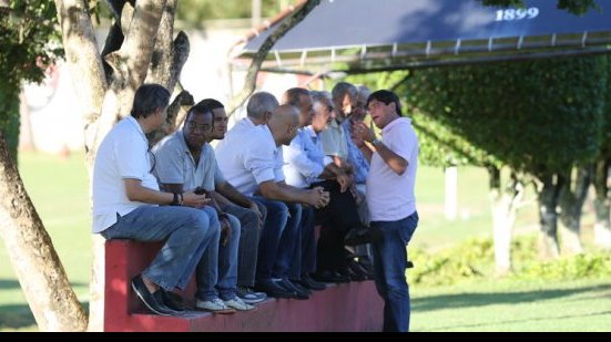 Imagem Vitória procura zagueiro e atacante para o Brasileirão