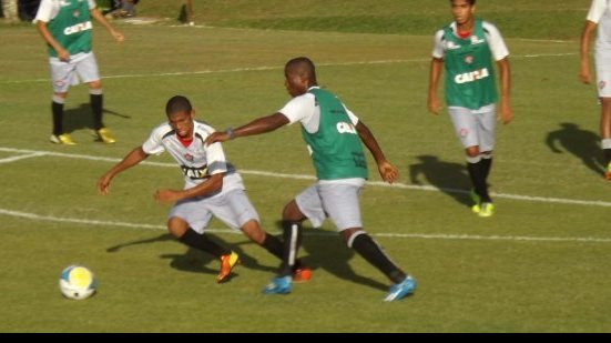 Imagem Marquinhos e Dinei podem desfalcar o Vitória; volante é vetado