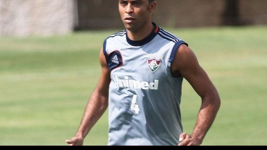 Imagem Vitória pode definir contratação de zagueiro nesta segunda