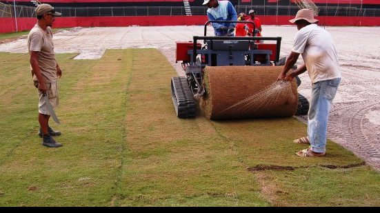 Imagem Novo gramado do Barradão começa a ser plantado visando a Copa