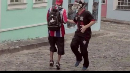 Imagem Equipe de futebol americano do Vitória faz pegadinha com tricolor