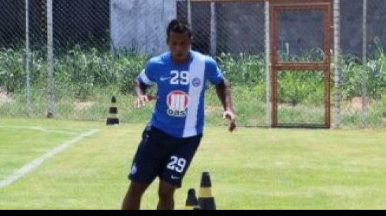 Imagem No Bahia, lateral fará exame nesta terça-feira (8)