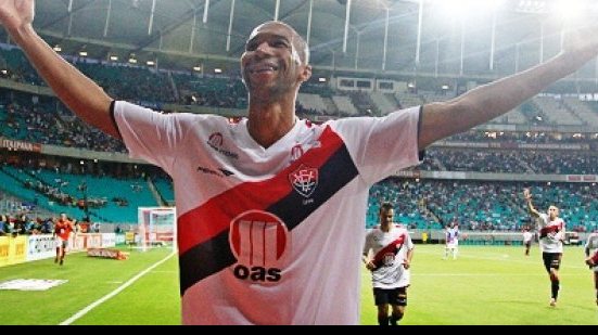 Imagem Dinei pede união para reverter vantagem: “vai ser outro Vitória”