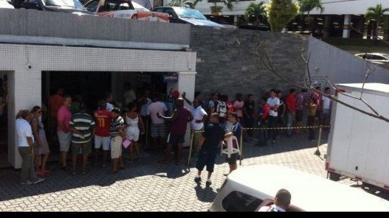 Imagem Bahia: sócios fazem fila para comprar ingressos para decisão