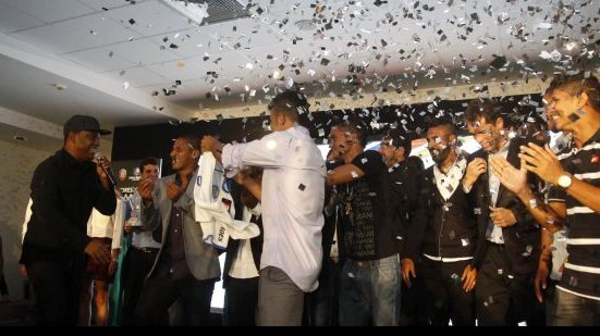Imagem Com Márcio Victor, Bahia dança Lepo Lepo com troféu de campeão