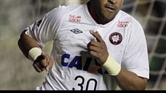 Imagem Rival do Atlético-PR veta contratação de Adriano Imperador