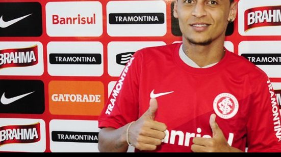 Imagem Meia do Inter comemora titularidade contra o Vitória
