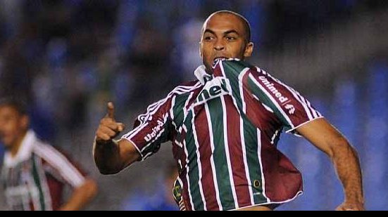 Imagem Agente de Euzébio afirma que Vitória ainda tem interesse no zagueiro