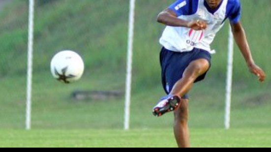 Imagem Com chegada de Henrique, Talisca espera que acabe improvisação