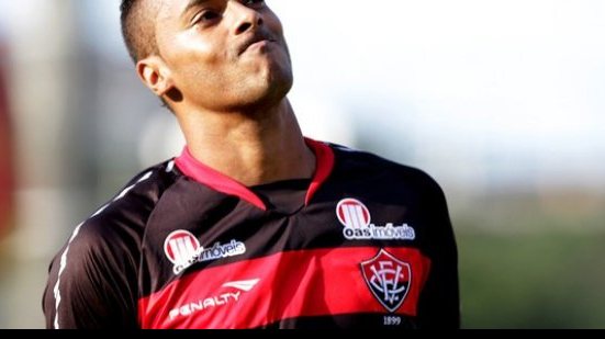 Imagem Em Salvador, atacante ex-Vitória pode acertar com o Bahia