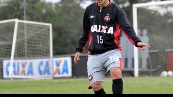 Imagem Uruguaio do Atlético-PR prega respeito ao Vitória e quer time compacto