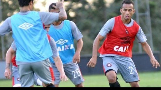 Imagem Lateral do Atlético-PR estuda o Vitória: “ tem jogadores de qualidade”