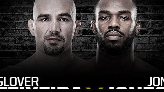 Imagem Glover Teixeira tenta derrubar homem mais temido do UFC